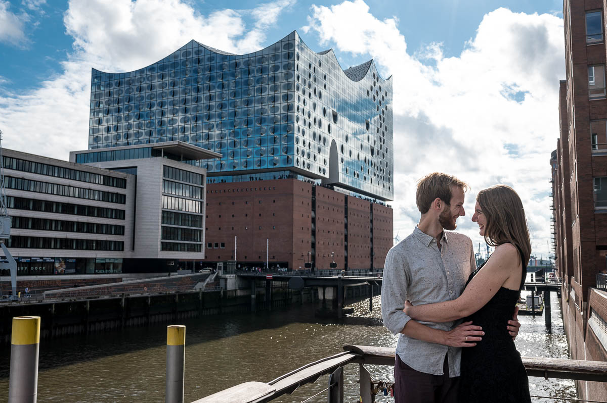 Kennlernshooting in der Hamburger Hafencity mit Elbphilharmonie im Hintergrund