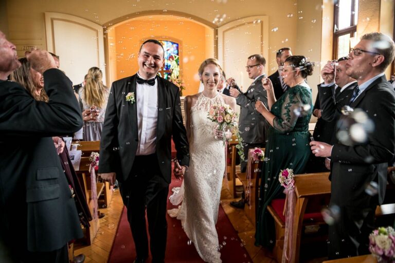 Hochzeitsreportage Auszug aus der Kirche