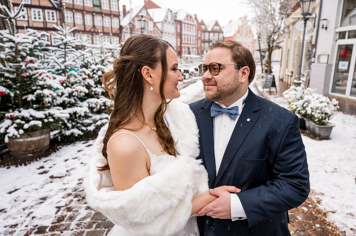 brautpaarportrait in stade bei schnee im winter