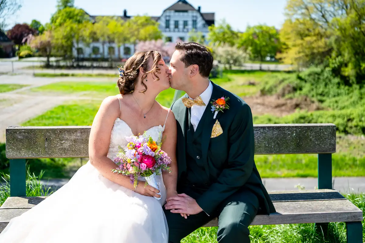 Hochzeitsportrait vor dem Fährhaus Kirschenland in Jork