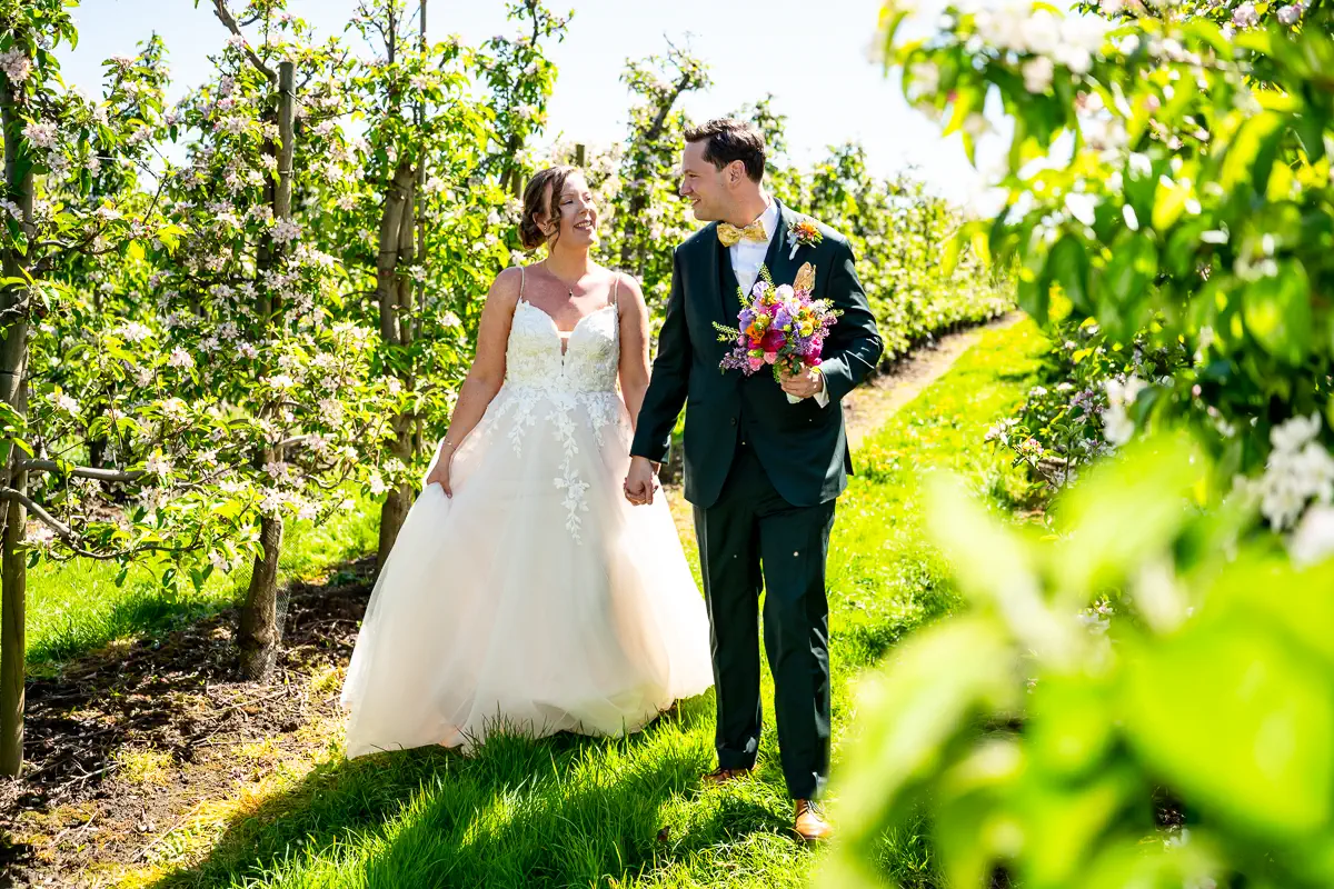 Hochzeitsportrait zwischen Apfelbäumen